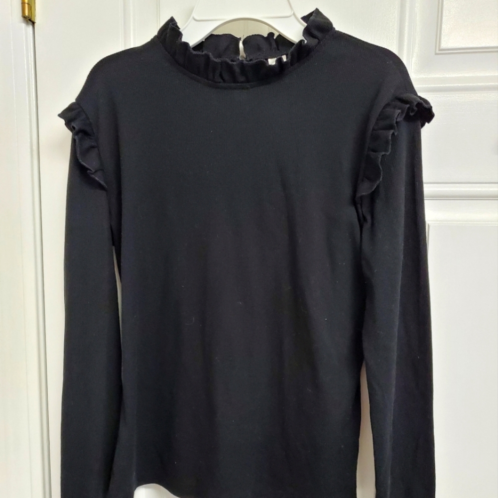 Black long sleeve with ruffles|M